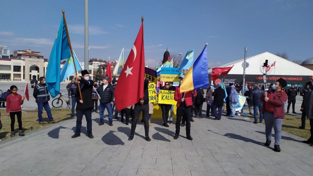 Kırım Türkleri ve Ukraynalılar Konya’da 'savaşa hayır' dedi