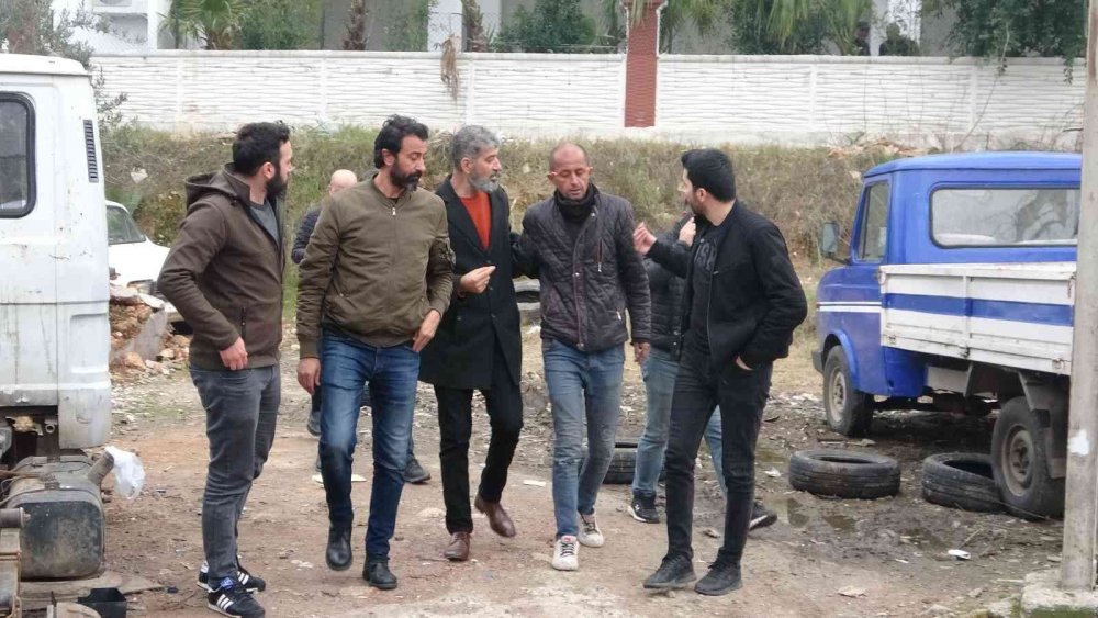 Kasap et derdinde koyun can derdinde! Antalya'da hakkını arayan şahıs direğe çıktı çevredekiler video aldı