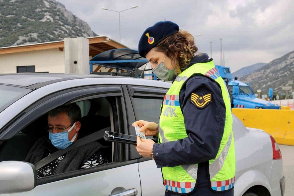 Antalya havadan ve karadan takip ediliyor! 72 bin araç durduruldu