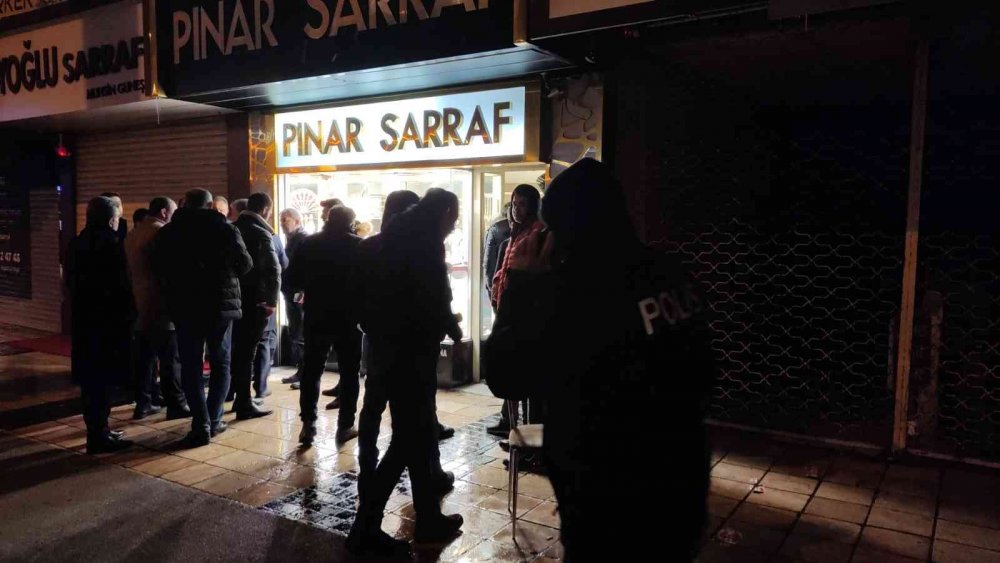 Bir bilezik için sarrafın boğazını kesti!