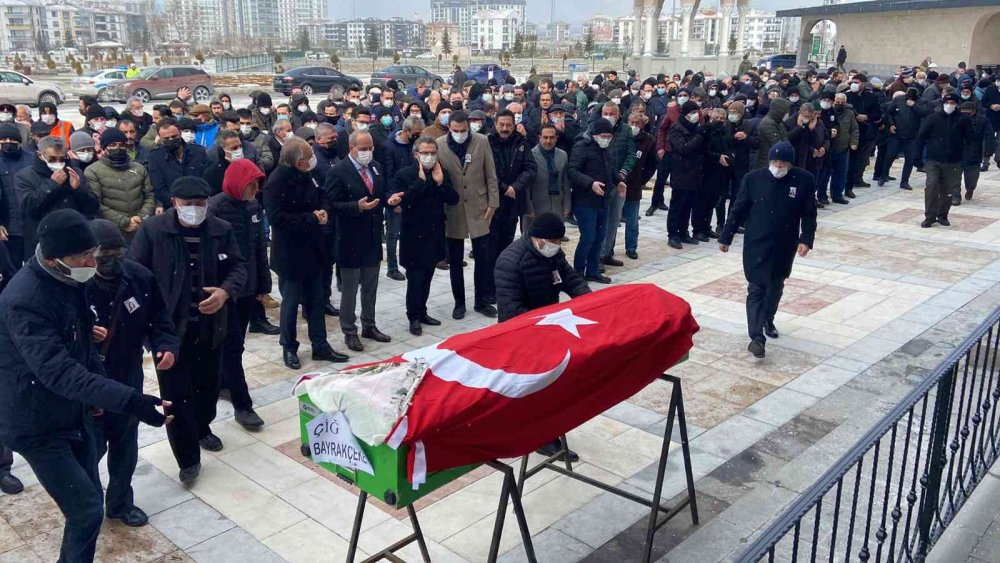 Parkta ölü bulunan hakim Çiğdem Bayrakçeken toprağa verildi