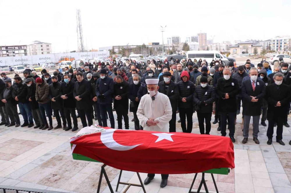 Parkta ölü bulunan hakim Çiğdem Bayrakçeken toprağa verildi