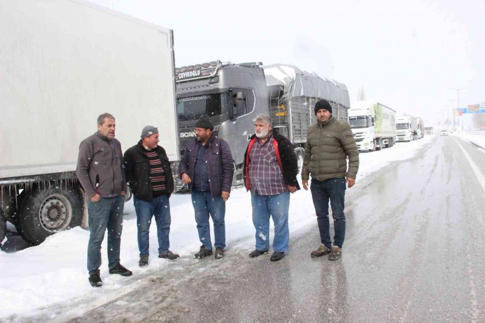 Kar fırtınası durdu! Konya'nın ardından 24 saattir tırlara kapalı olan Karaman-Mersin yolu da açıldı