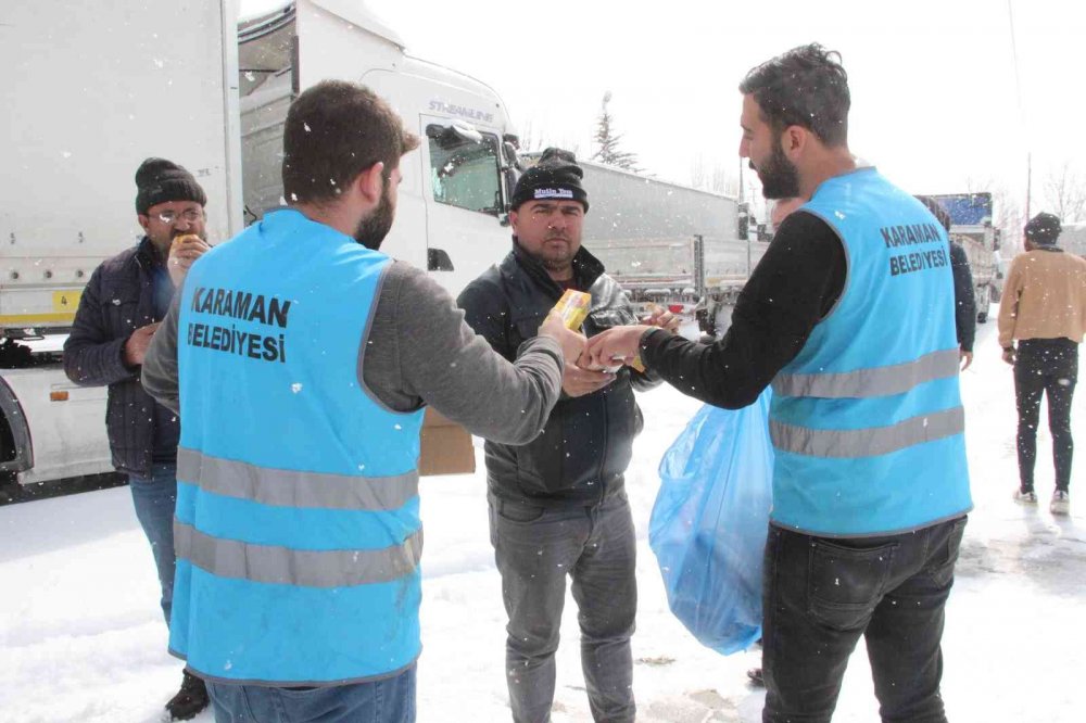 Kar fırtınası durdu! Konya'nın ardından 24 saattir tırlara kapalı olan Karaman-Mersin yolu da açıldı
