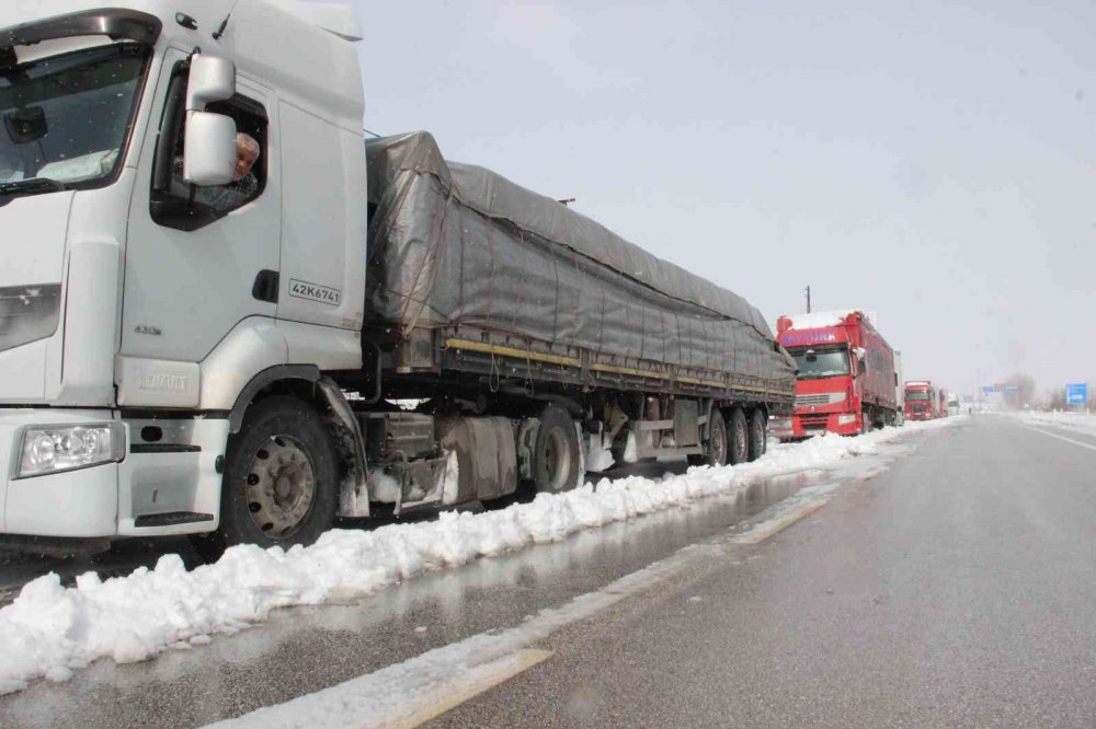 Kar fırtınası durdu! Konya'nın ardından 24 saattir tırlara kapalı olan Karaman-Mersin yolu da açıldı