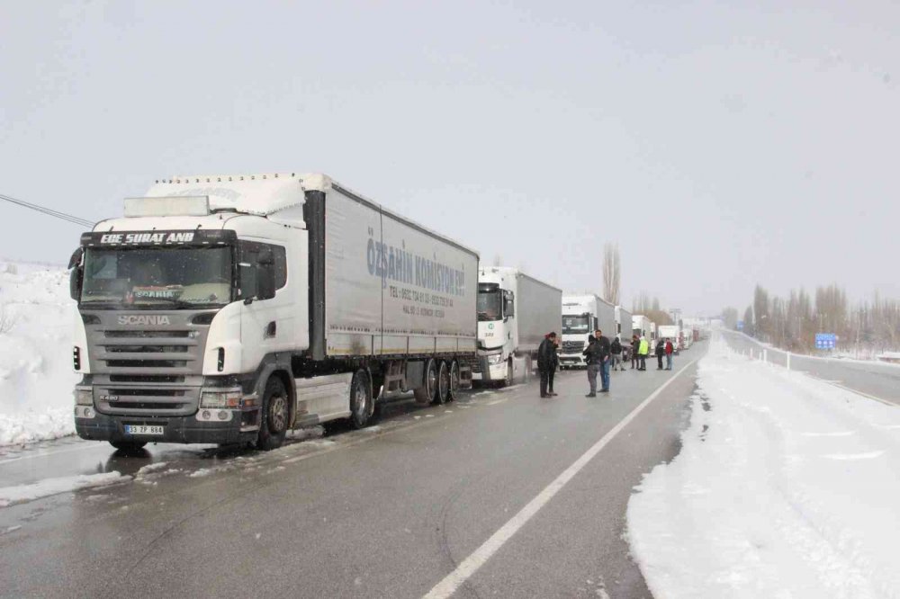Kar fırtınası durdu! Konya'nın ardından 24 saattir tırlara kapalı olan Karaman-Mersin yolu da açıldı