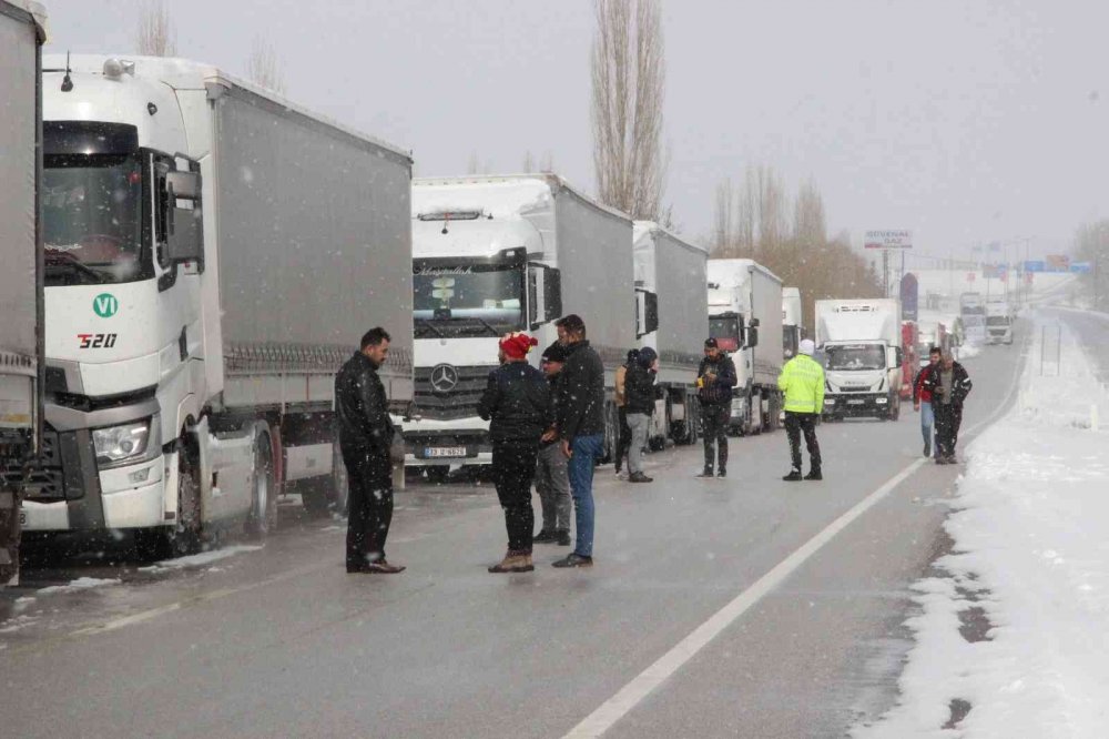 Kar fırtınası durdu! Konya'nın ardından 24 saattir tırlara kapalı olan Karaman-Mersin yolu da açıldı