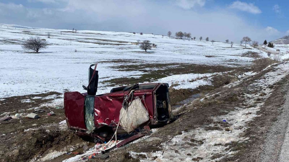 Afyon’da yoldan çıkan otomobil şarampole takla attı! 1 ölü, 1 yaralı