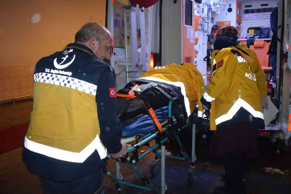 Karlı yolda kontrolden çıkan yolcu otobüsü yan yattı! 2 yaralı