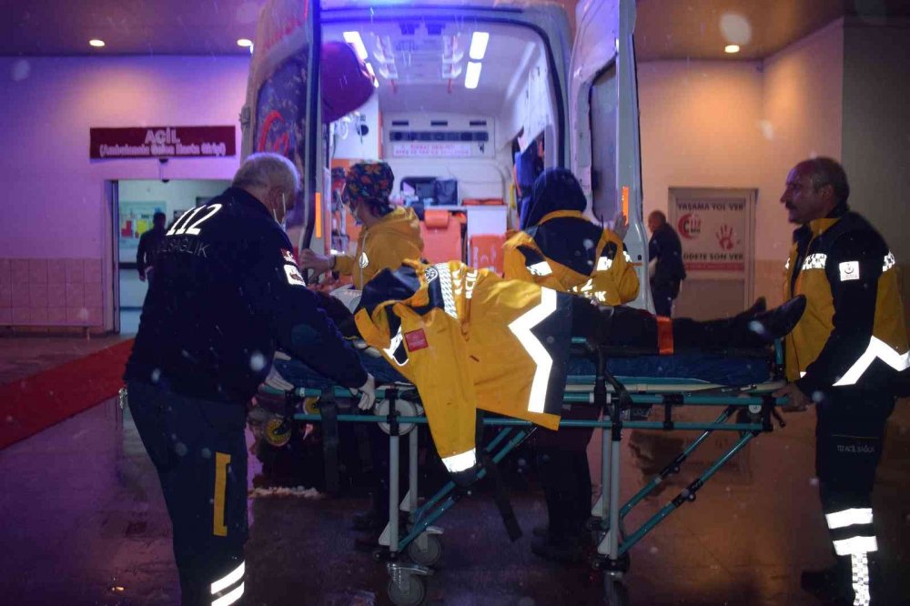 Karlı yolda kontrolden çıkan yolcu otobüsü yan yattı! 2 yaralı