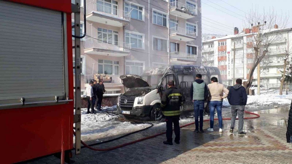 Konya’da faciadan dönüldü! Okul servisi alevler içinde kaldı