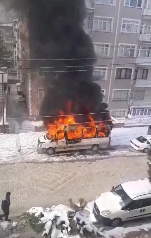 Konya’da faciadan dönüldü! Okul servisi alevler içinde kaldı