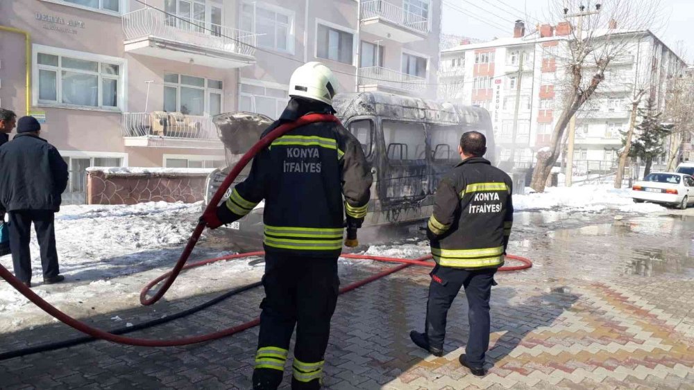 Konya’da faciadan dönüldü! Okul servisi alevler içinde kaldı