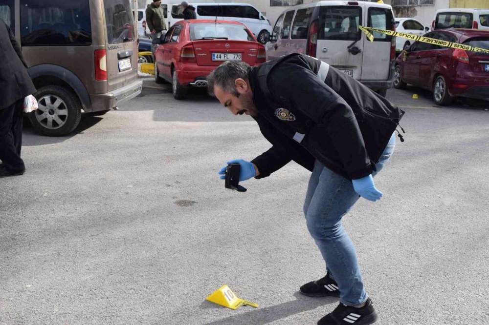 Mermi değmeyen yer kalmadı! Malatya'da silahlar oyuncak gibi kullanıldı! Çok sayıda kovan yere saçıldı