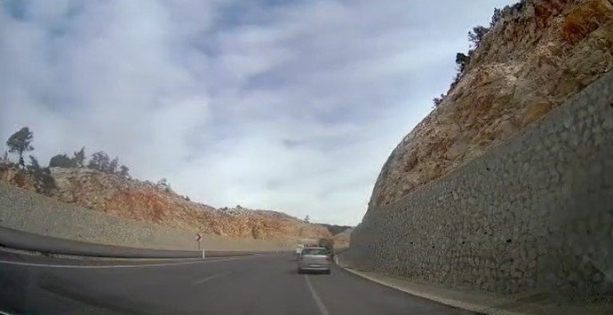 Konya-Antalya yolunda hatalı sollama jandarmaya yakalandı