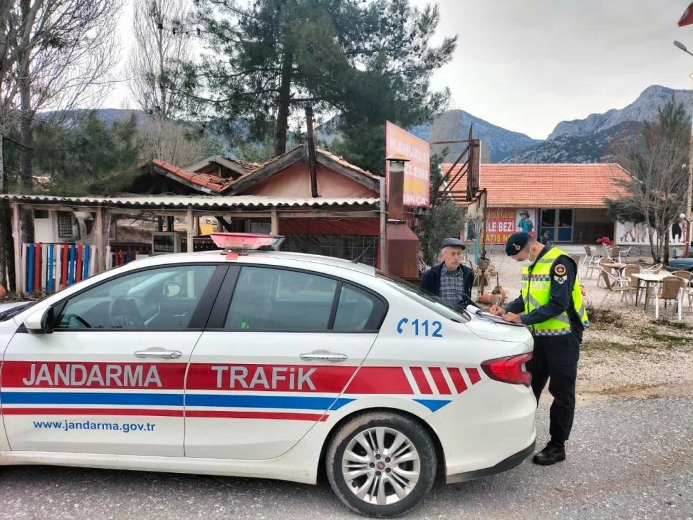 Konya-Antalya yolunda hatalı sollama jandarmaya yakalandı