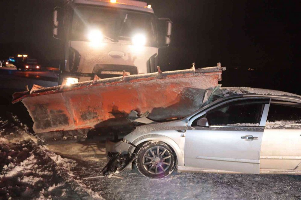Kazadan kaçan otomobil kar küreme aracının bıçağına saplandı! 2 yaralı