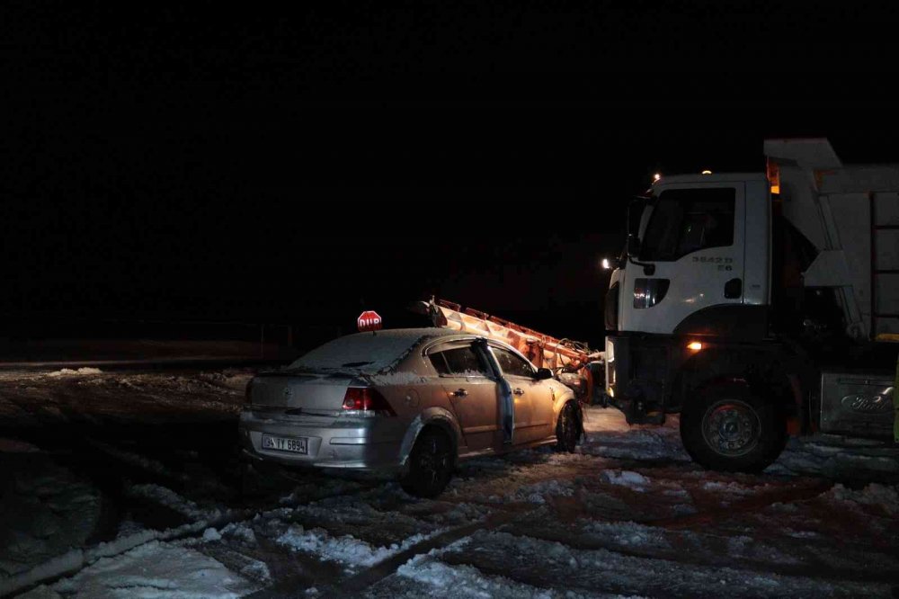 Kazadan kaçan otomobil kar küreme aracının bıçağına saplandı! 2 yaralı