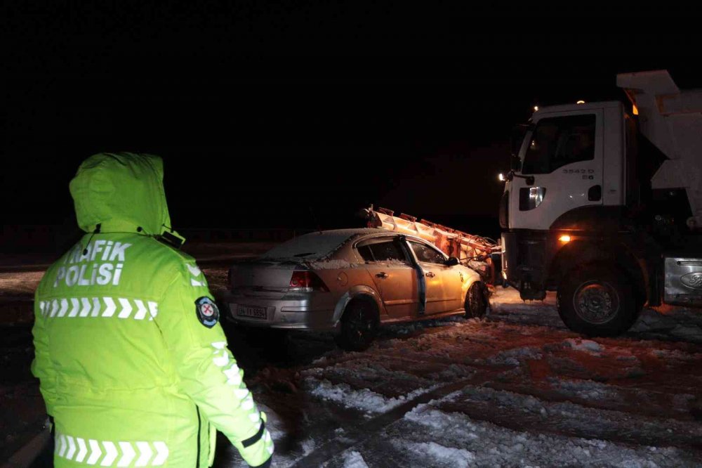Kazadan kaçan otomobil kar küreme aracının bıçağına saplandı! 2 yaralı