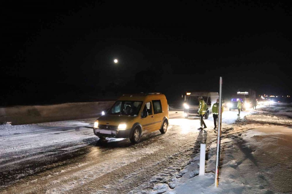 Kazadan kaçan otomobil kar küreme aracının bıçağına saplandı! 2 yaralı