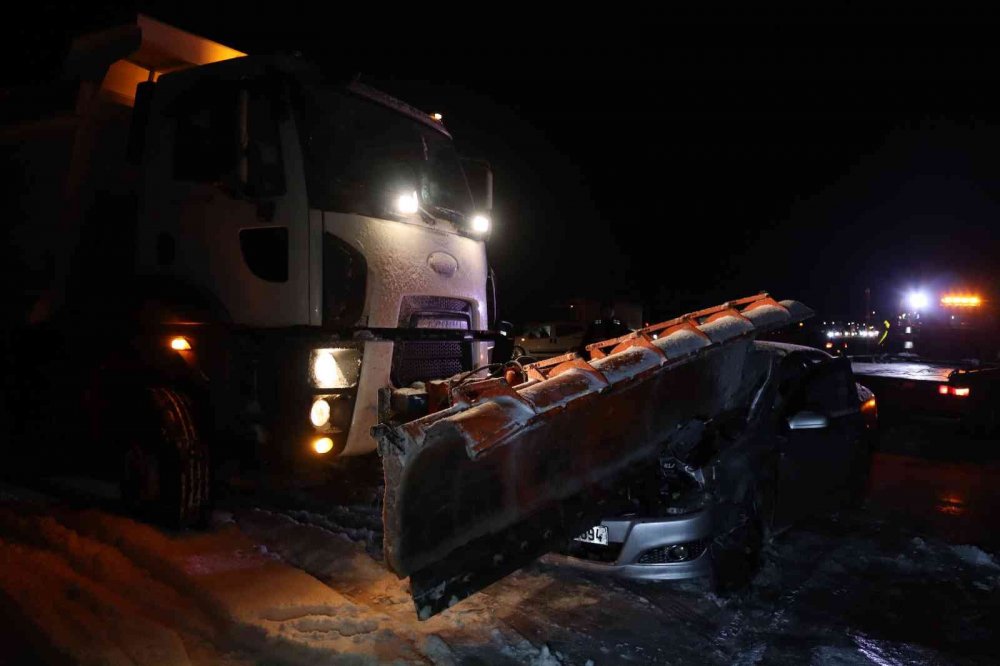 Kazadan kaçan otomobil kar küreme aracının bıçağına saplandı! 2 yaralı