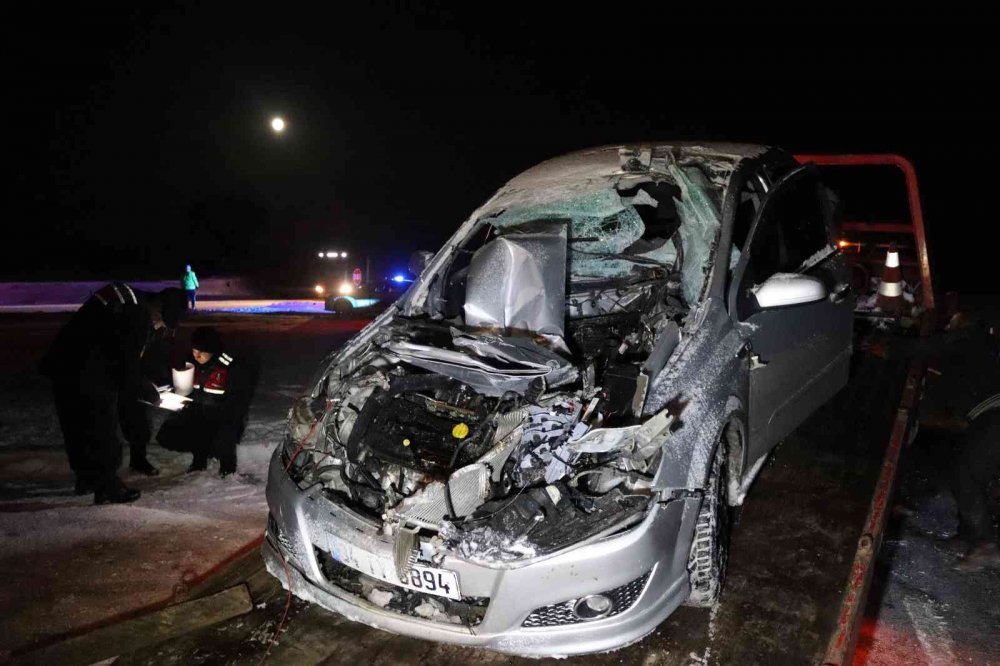 Kazadan kaçan otomobil kar küreme aracının bıçağına saplandı! 2 yaralı