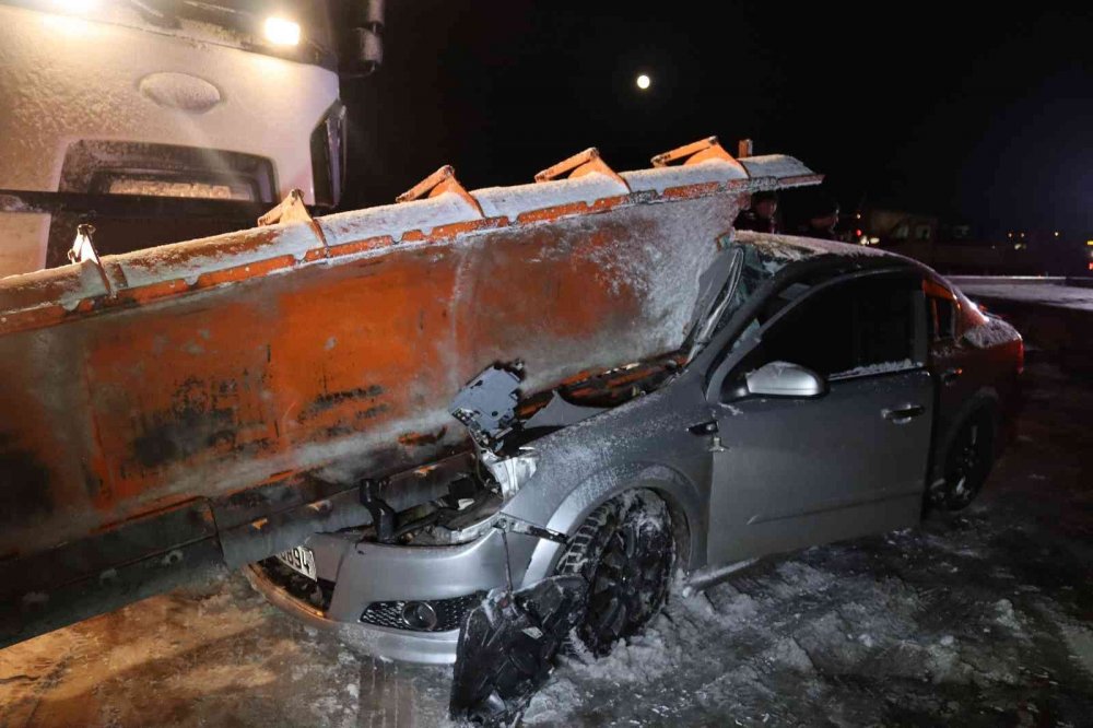 Kazadan kaçan otomobil kar küreme aracının bıçağına saplandı! 2 yaralı