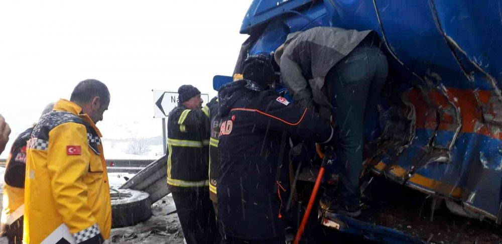 Yoğun tipi kazayı getirdi! Kargo kamyonu tırla çarpıştı: 1 ağır yaralı