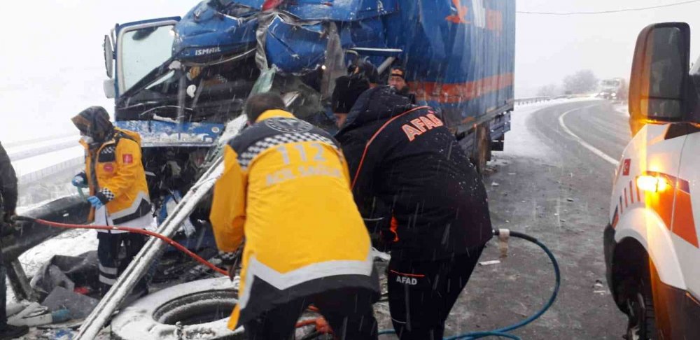 Yoğun tipi kazayı getirdi! Kargo kamyonu tırla çarpıştı: 1 ağır yaralı