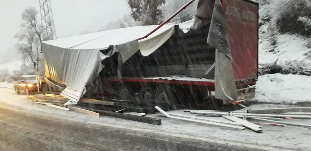 Yoğun tipi kazayı getirdi! Kargo kamyonu tırla çarpıştı: 1 ağır yaralı