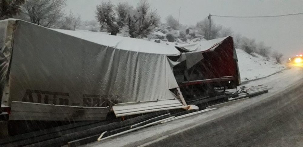 Yoğun tipi kazayı getirdi! Kargo kamyonu tırla çarpıştı: 1 ağır yaralı