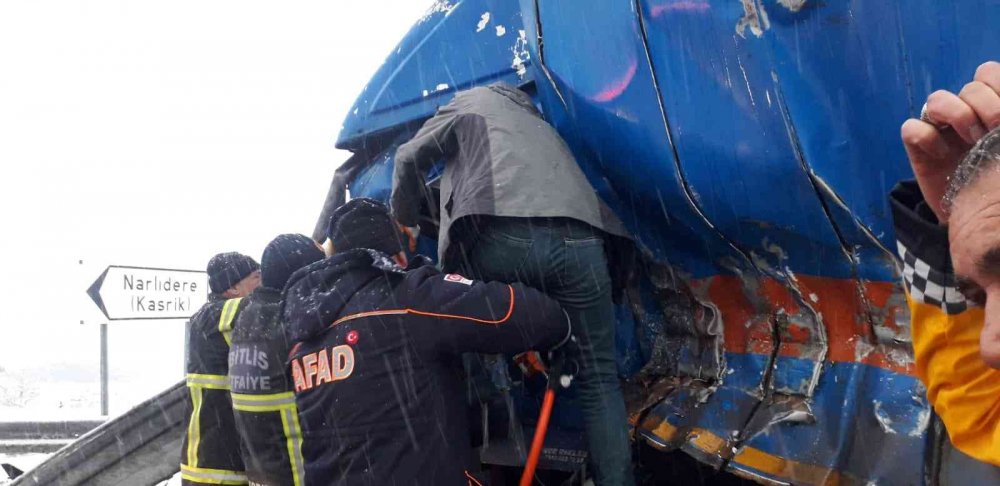 Yoğun tipi kazayı getirdi! Kargo kamyonu tırla çarpıştı: 1 ağır yaralı