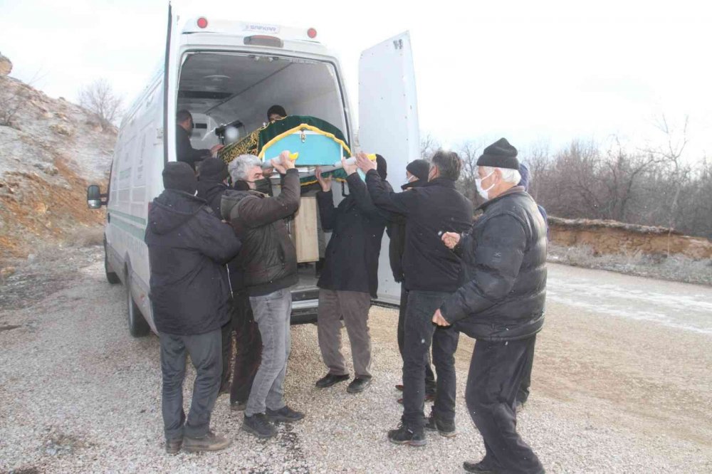Ölü bulunan 17 yaşındaki Nuray, memleketi Konya'da toprağa verildi! İlçe göz yaşına boğuldu