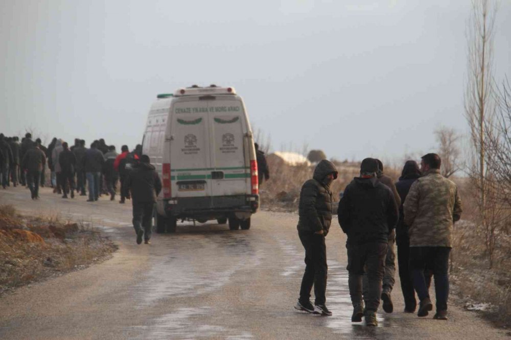 Ölü bulunan 17 yaşındaki Nuray, memleketi Konya'da toprağa verildi! İlçe göz yaşına boğuldu