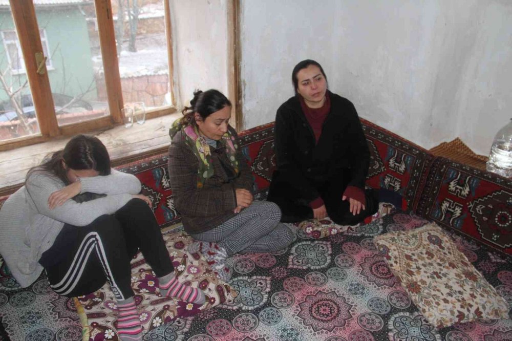 Ölü bulunan 17 yaşındaki Nuray, memleketi Konya'da toprağa verildi! İlçe göz yaşına boğuldu