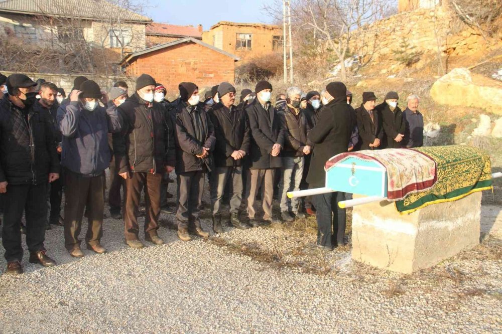 Ölü bulunan 17 yaşındaki Nuray, memleketi Konya'da toprağa verildi! İlçe göz yaşına boğuldu