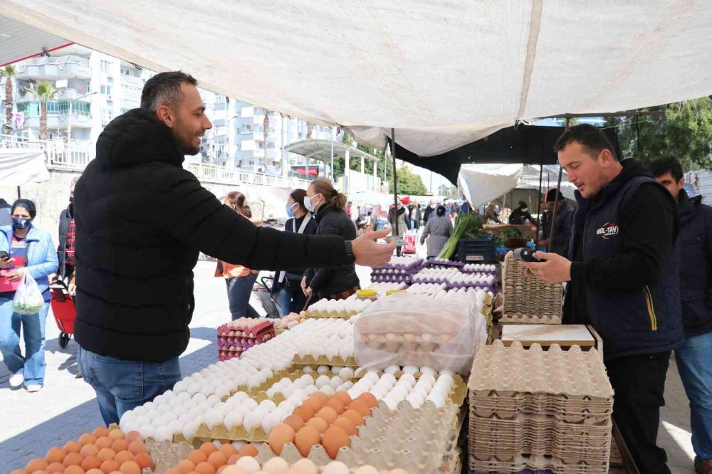 Adana'da pazarcılar da teknolojiye uyum sağladı ve kredi kartı makinası kullanmaya başladı