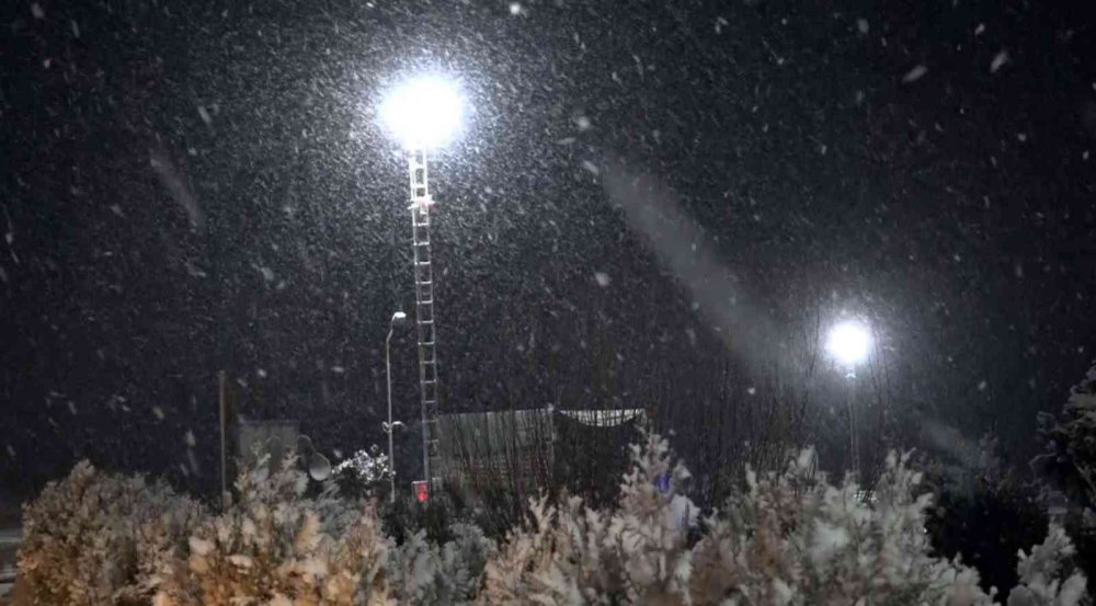 Aksaray’da kar yağışı gece yarısı yoğunlaştı