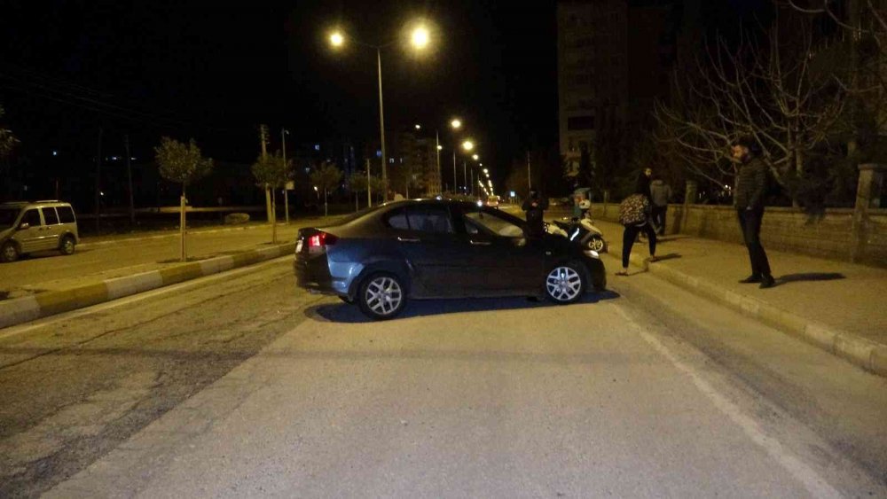 Önüne atlayan sokak köpeğine çarpmamak için ani manevra yaptı! Aracı hurdaya döndü