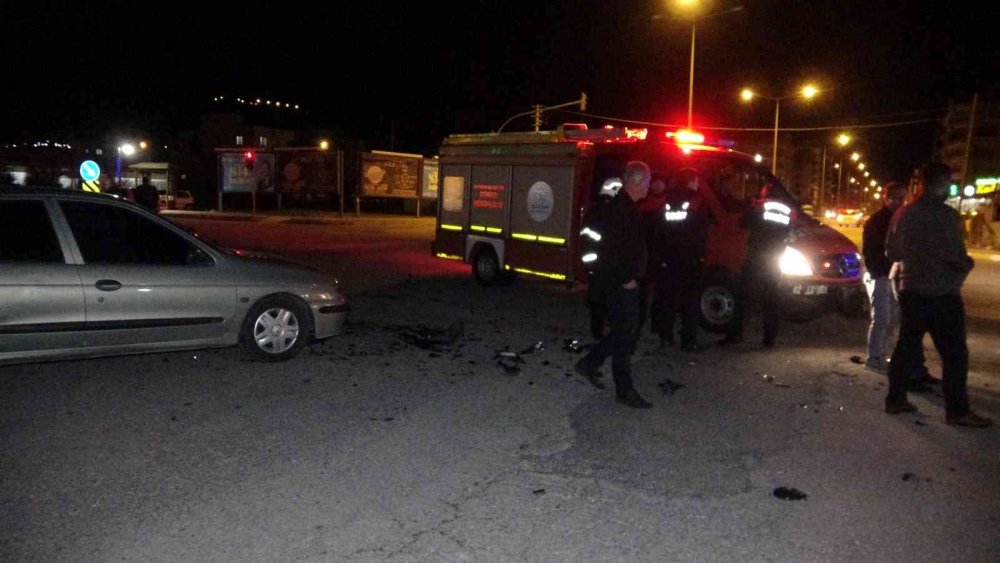 TOKİ Kavşağında otomobiller çarpıştı! 2 yaralı