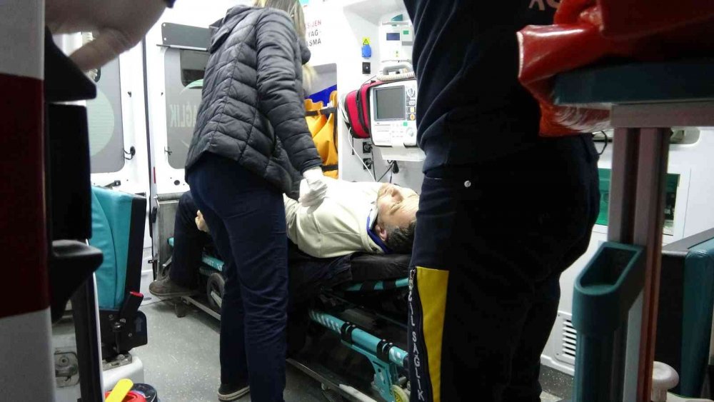 TOKİ Kavşağında otomobiller çarpıştı! 2 yaralı