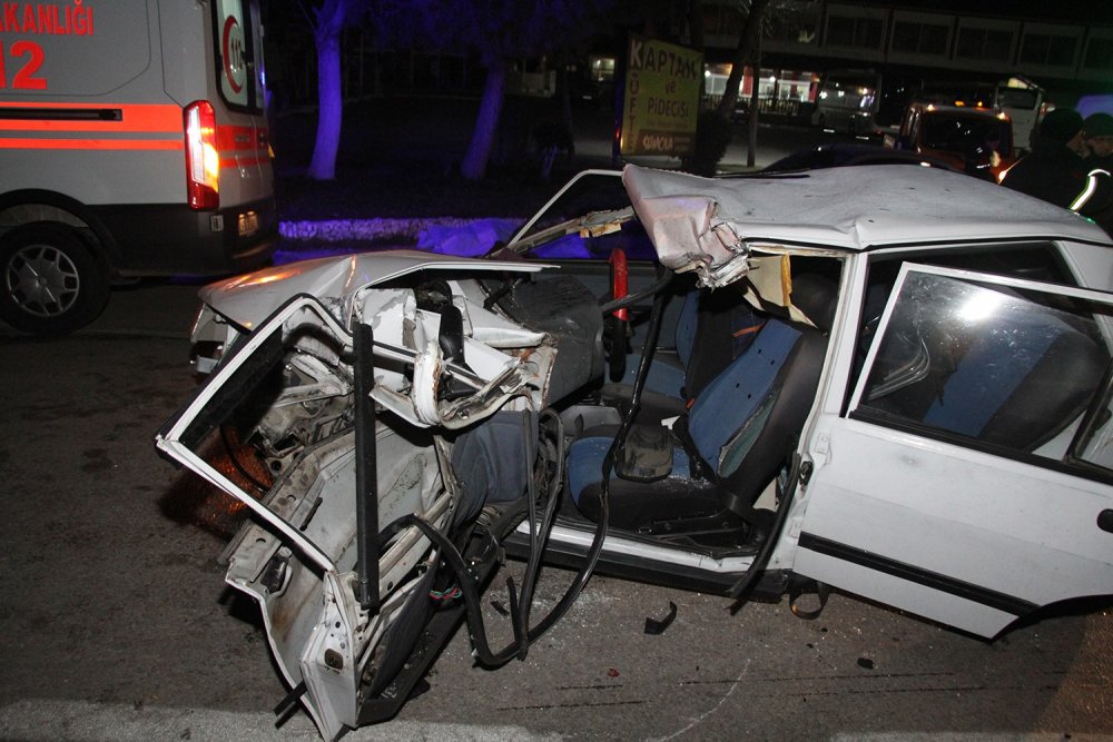 Konya plakalı tıra Manisa'da otomobil çarptı! 1 kişi yaşamını yitirdi.