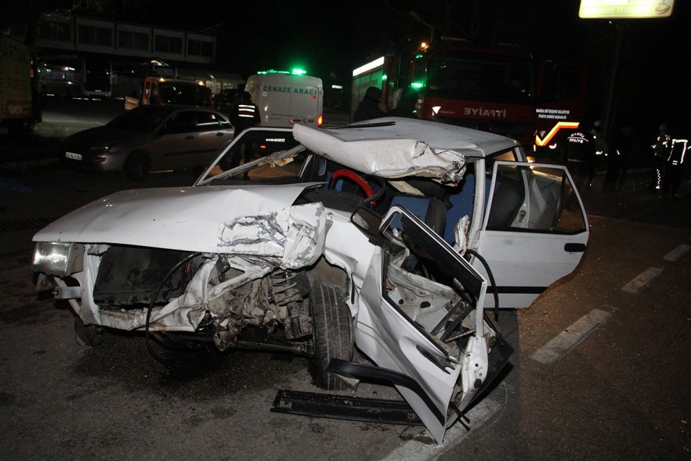 Konya plakalı tıra Manisa'da otomobil çarptı! 1 kişi yaşamını yitirdi.