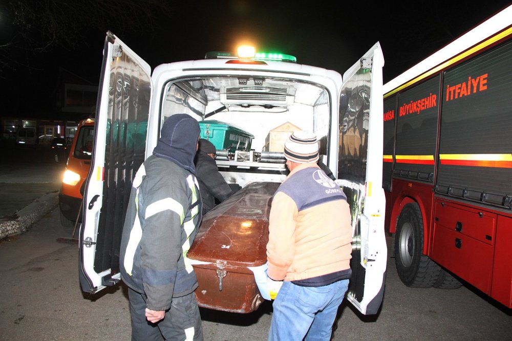 Konya plakalı tıra Manisa'da otomobil çarptı! 1 kişi yaşamını yitirdi.