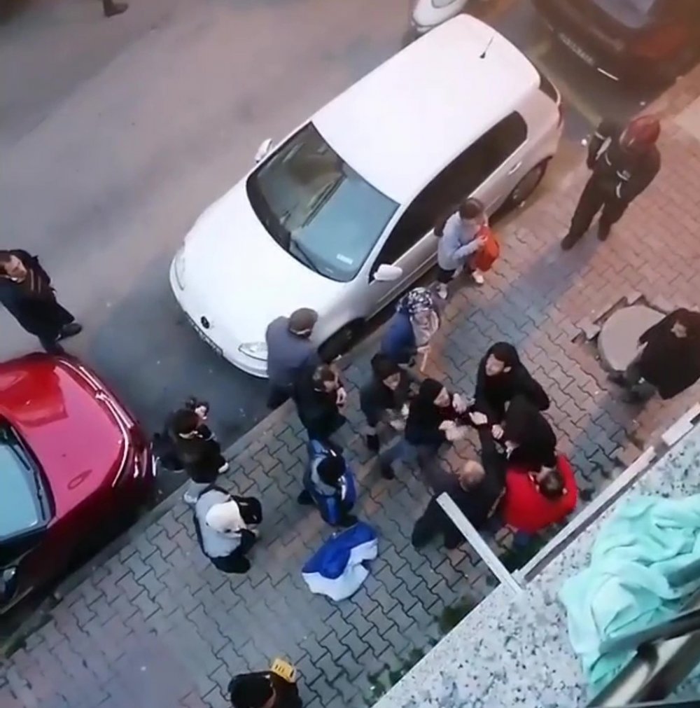 Küçük çocuklara cinsel organını gösterdiği iddia edilen şahıs mahalleli tarafından polise teslim edildi