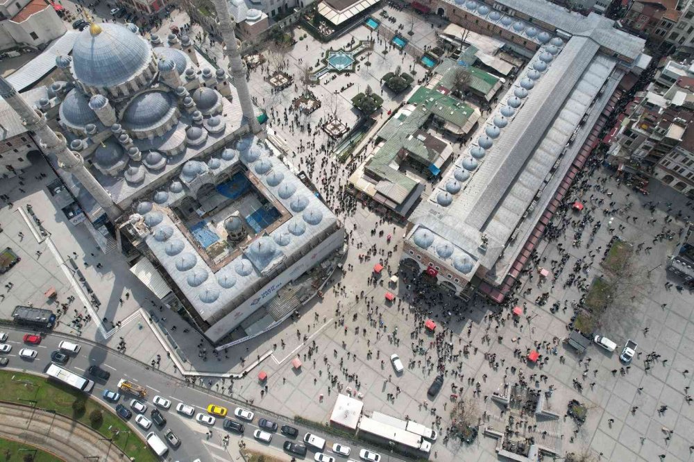 Eminönü’nde tatlı telaş! İftar ve sahur alışverişi için akın ettiler