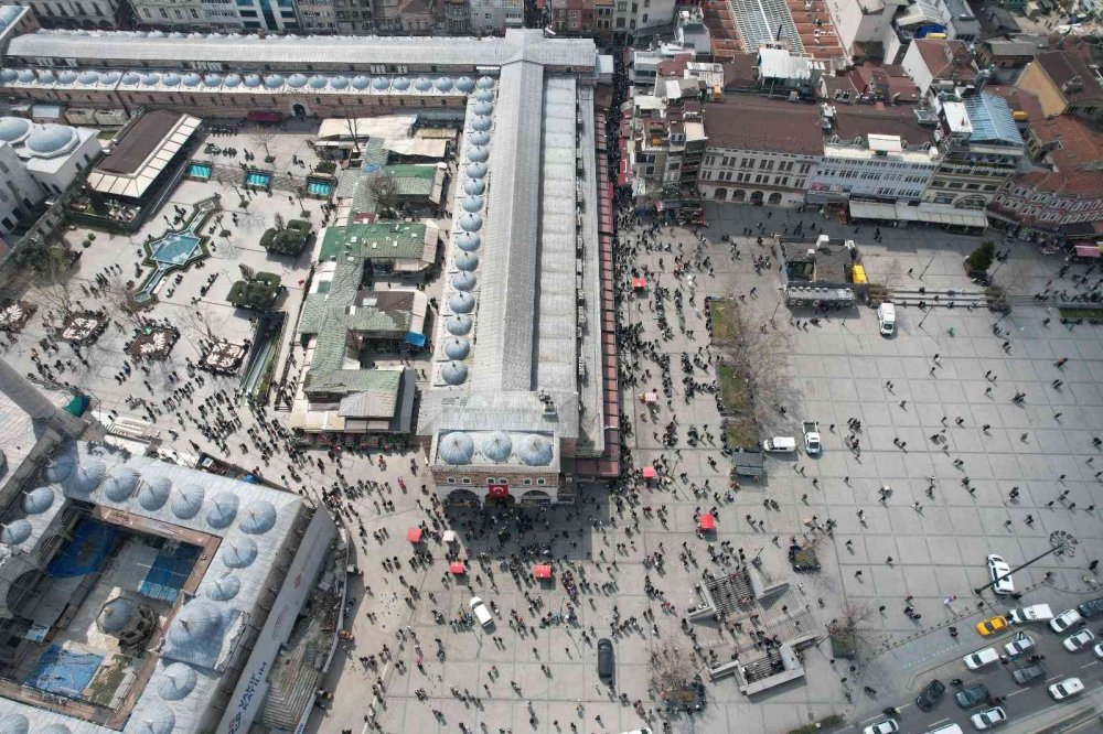 Eminönü’nde tatlı telaş! İftar ve sahur alışverişi için akın ettiler
