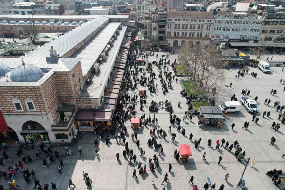 Eminönü’nde tatlı telaş! İftar ve sahur alışverişi için akın ettiler