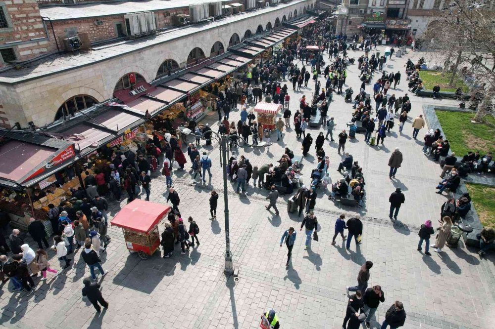 Eminönü’nde tatlı telaş! İftar ve sahur alışverişi için akın ettiler