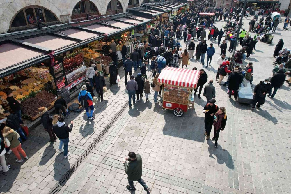 Eminönü’nde tatlı telaş! İftar ve sahur alışverişi için akın ettiler